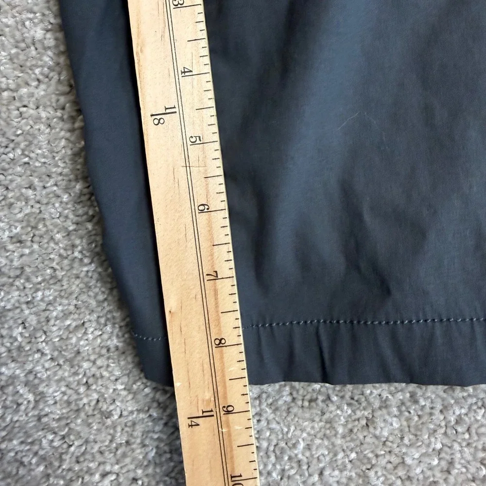 The North Face Mens Shorts Asphalt Grey Nylon Stretch Hiking NF0A3FZC